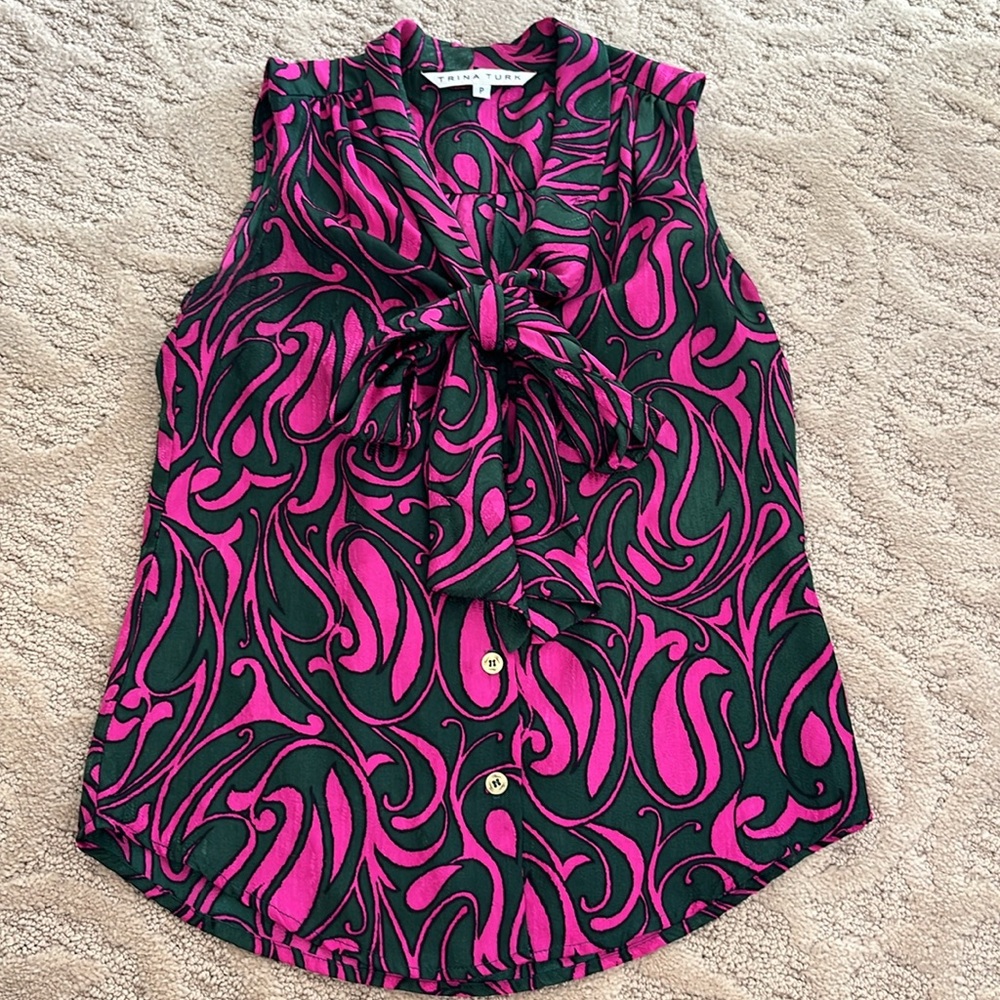 Trina Turk Pink and green Silk Sleeveless Top
Size Small (P)